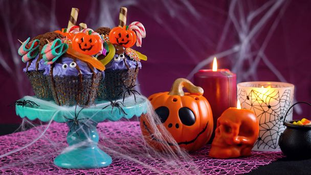 Halloween candyland goutte à goutte cupcakes style gâteau dans le cadre de la table de fête
. - Photo, image