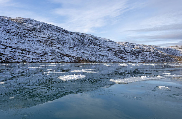 Το πρωί αντανακλάσεις στο παγόμορφο φιόρδ κοντά στον παγετώνα Sermia εφοδιάσει στη Δυτική Γροιλανδία - Φωτογραφία, εικόνα