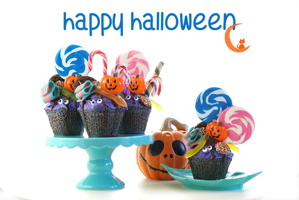 Halloween candyland goutte à goutte cupcakes style gâteau avec des sucettes et des bonbons sur blanc
. - Photo, image