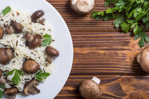 Traditional Italian risotto with wild rice , mushroom and parmesan - Foto, afbeelding