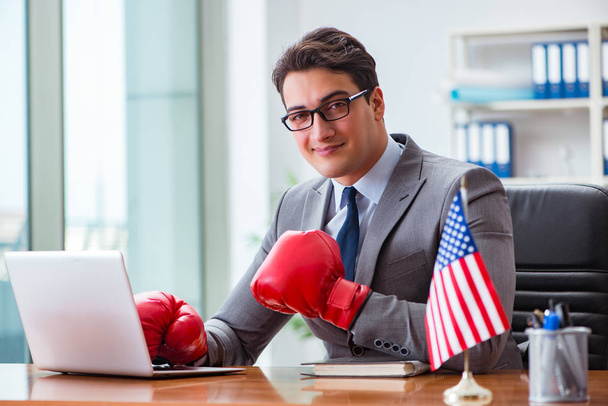 Бизнесмен с американским флагом в должности - Фото, изображение