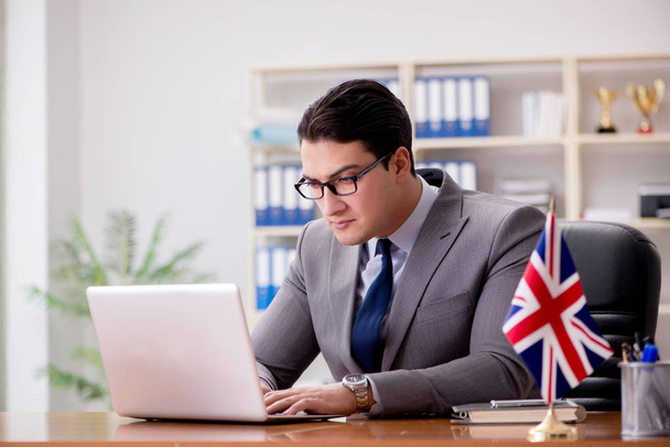 Uomo d'affari con bandiera britannica in ufficio - Foto, immagini