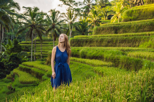 Young woman posing at Green cascade rice field plantation, Bali, Indonesia. - Fotoğraf, Görsel
