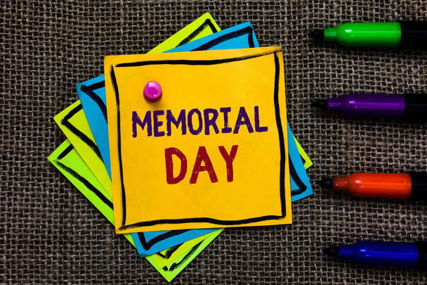 Szó szöveg írása Memorial Day. Üzleti koncepció a becsület, és emlékezve, akik meghaltak a katonai szolgálat papír megjegyzi fontos emlékeztető kommunikáció ötleteket markerek juta háttér. - Fotó, kép
