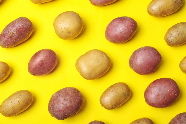 Flat lay composition with fresh organic potatoes on color background - Foto, Imagem
