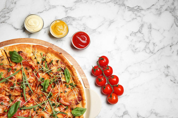 Composição de leigos plana com pizza caseira saborosa e espaço para texto na mesa
 - Foto, Imagem