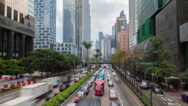 Hong Kong katu kiireinen liikenne ja pilvenpiirtäjä toimisto päivällä raueta
 - Materiaali, video
