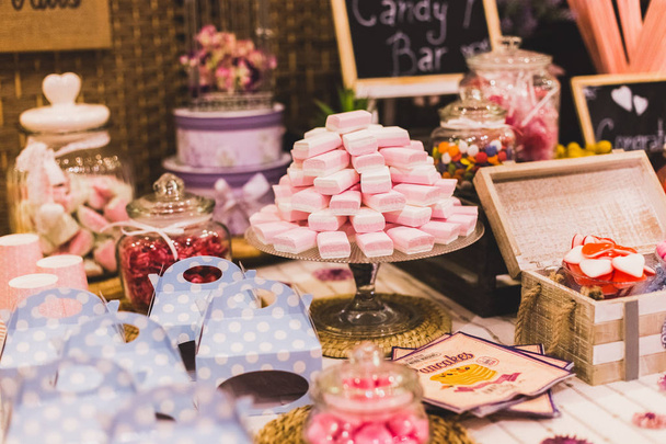 candy bar σε ένα γάμο γεμάτο με γλυκά και στολίδια - Φωτογραφία, εικόνα