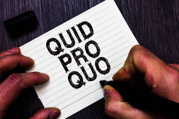 Szöveg jel mutatja Quid Pro Quo. Fogalmi fénykép egy szívességet előnyt nyújtott vagy várt valamit cserébe ember tartja a jelölő notebook lap közli ötletek fából készült háttér. - Fotó, kép