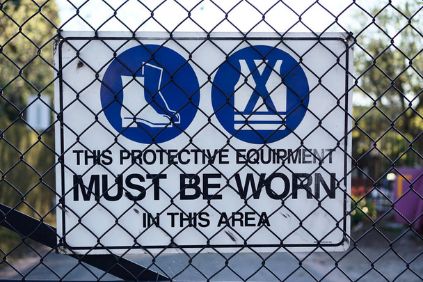 Wyposażenie ochronne musi być znak zużyty na budowie - Zdjęcie, obraz