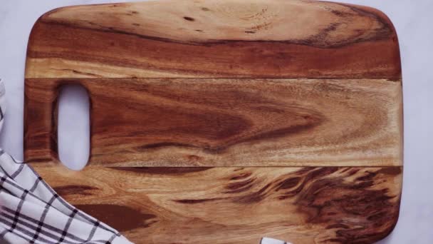 Rustykalne drewniane krojenia na blat marmurowy. - Materiał filmowy, wideo
