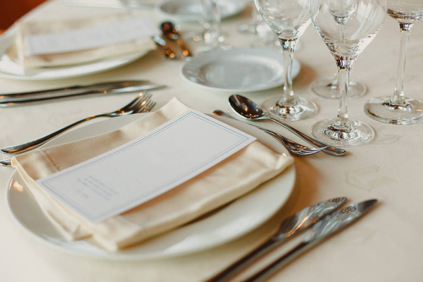 Decoration of the centerpieces of a wedding with the cutlery and vintage details. - 写真・画像