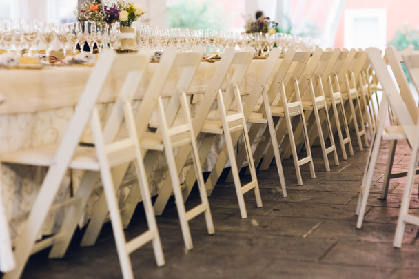 Decoración de los centros de mesa de una boda con los cubiertos y detalles vintage
. - Foto, Imagen