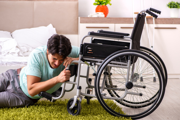 Νεαρός όμορφος ανάπηρος άντρας αναρρώνει στο σπίτι  - Φωτογραφία, εικόνα