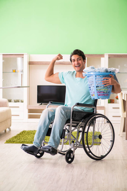 Handicapés en fauteuil roulant faisant la lessive - Photo, image