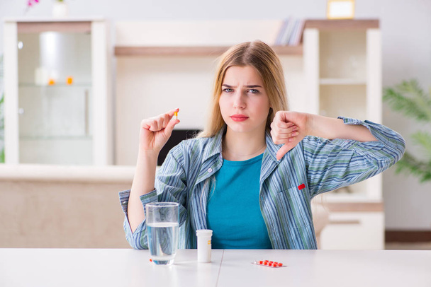 Frau nimmt Pillen gegen Schmerzen - Foto, Bild