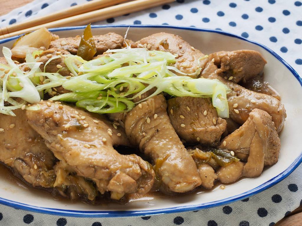 Aziatisch eten gestoofde kip met ketjap manis - Foto, afbeelding