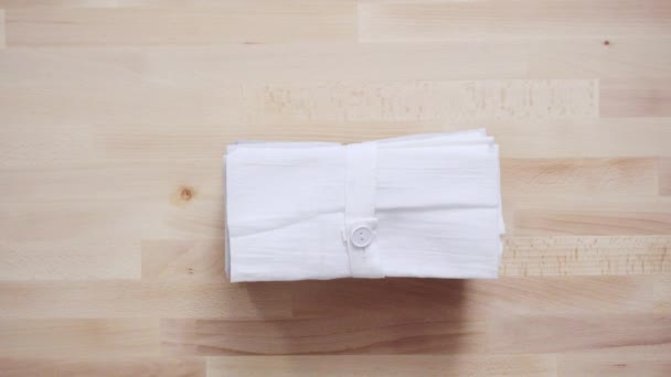 Nieuwe linnen diner servet op houten tafel. - Video