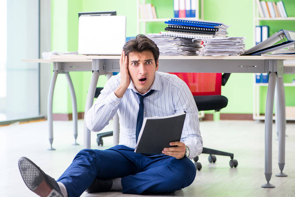 Uomo d'affari frustrato stressato dal lavoro eccessivo - Foto, immagini