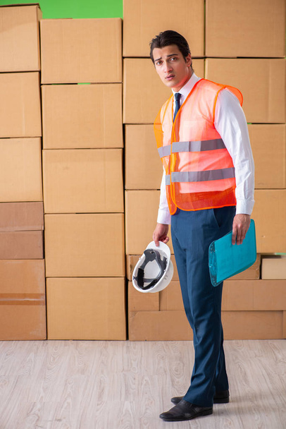 Hombre contratista trabajando en servicio de reubicación de entrega de cajas - Foto, Imagen