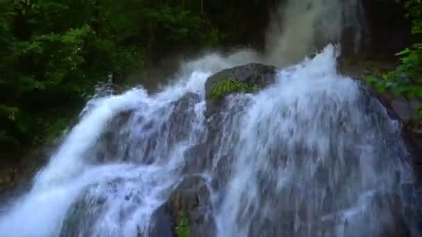 La cascada de montaña más limpia de Georgia
 - Imágenes, Vídeo