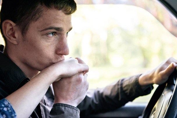 un uomo seduto in macchina che bacia la mano di una ragazza, sentimenti romantici e amore
 - Foto, immagini