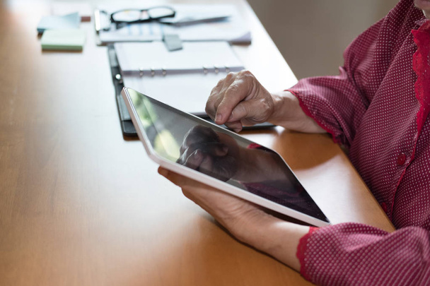 Dijital tablet ile ofiste çalışan kadın. İşyerinde touchpad üzerinde gösteren bir el - Fotoğraf, Görsel