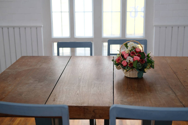 дерев'яний стіл і синій стілець в інтер'єрі затишної їдальні
 - Фото, зображення