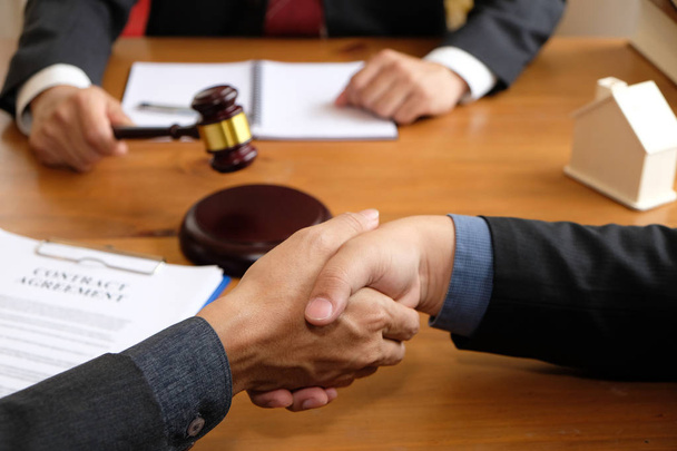 empresário apertar as mãos com advogado depois de discutir contrato de leilão. aperto de mão após reunião no escritório de advocacia
. - Foto, Imagem