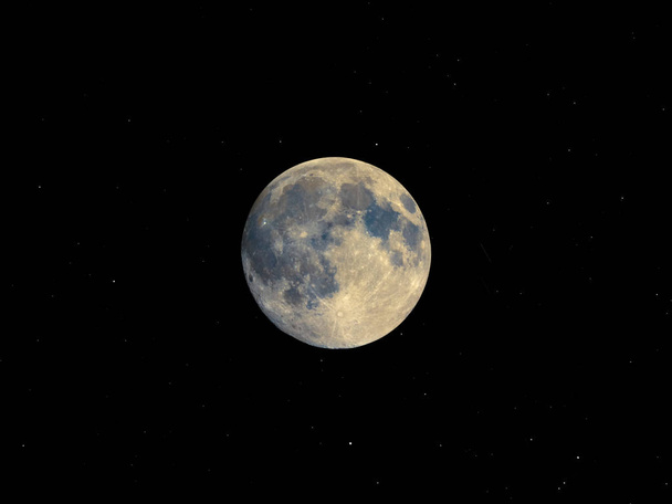 Lua cheia vista com um telescópio astronómico, com céu estrelado
 - Foto, Imagem