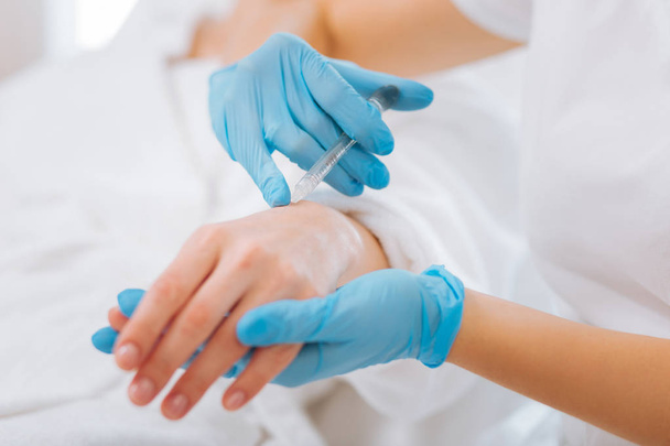 Beauty injection being done in the female hand - Φωτογραφία, εικόνα