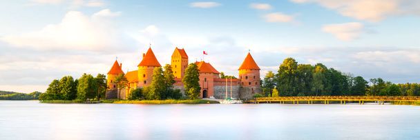 Παλιό κάστρο ηλιοβασίλεμα εγκαίρως. Ανατολική Ευρώπη, Λιθουανίας, Trakai - Φωτογραφία, εικόνα
