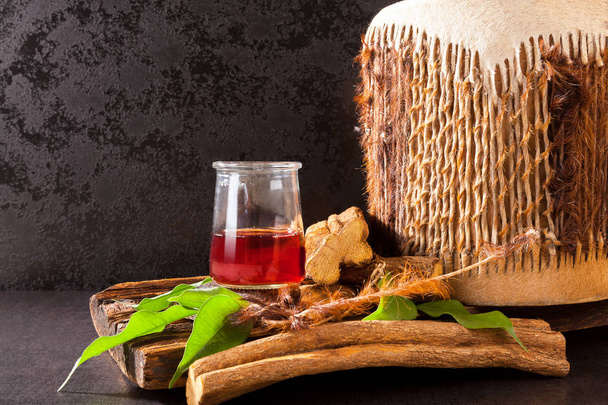 Bière ayahuasca avec tambour chamanique et herbes médicinales
. - Photo, image