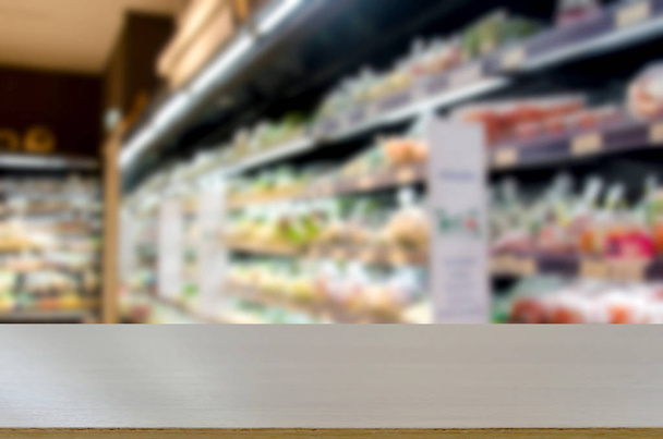 tablero de madera y abstracto imagen borrosa supermercado. Puede ser utilizado para mostrar o montar sus productos
. - Foto, imagen