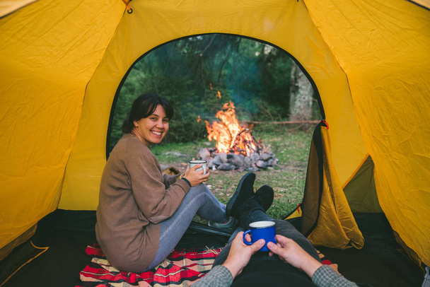 çadırda yanıyor manzaralı dinlenme çift. sıcak çay içme kadın. Hiking kavramı - Fotoğraf, Görsel