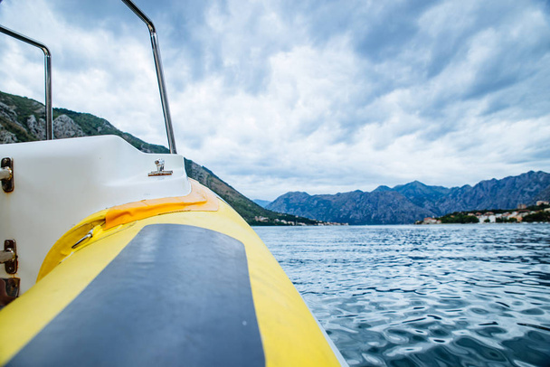 yacht naso barca con splendida vista sul mare e sulle montagne sullo sfondo. estate tempo di viaggio
 - Foto, immagini