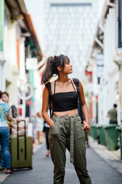 Стильная азиатка-путешественница в повседневной одежде
  - Фото, изображение