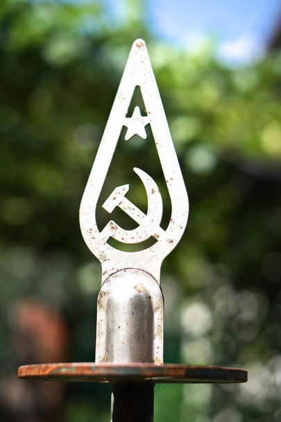 Oude wapen van de samengevouwen imperium van de Sovjet-Unie op een onscherpe achtergrond. Tip op de vlag van de Sovjet-Unie. Historische foto 's - Foto, afbeelding