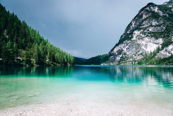 Hermosa vista del Lago di Braies o Pragser wildsee, Italia
. - Foto, Imagen