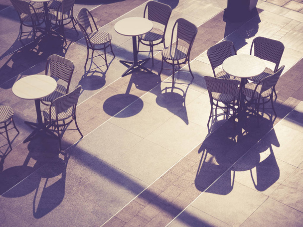 Cafe tafels buiten recreatie Cafe cultuur levensstijl in Europa stad  - Foto, afbeelding