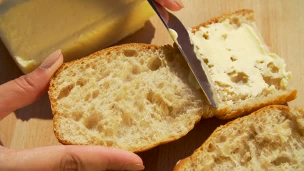 Butter auf Brot verteilen - Filmmaterial, Video