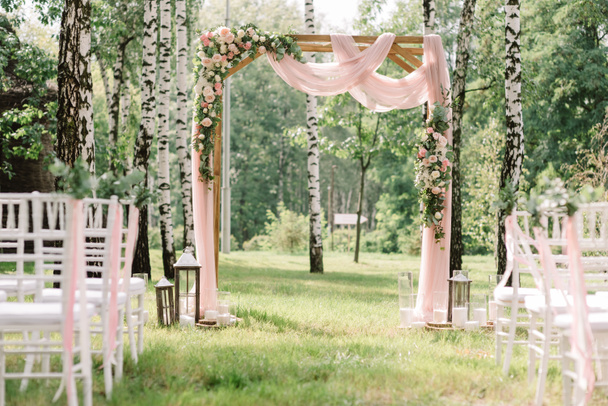たくさんの白い椅子と結婚式のアーチ - 写真・画像