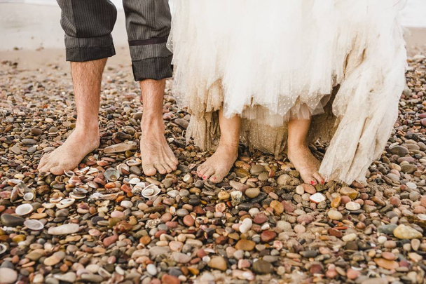 Yeni evli çift Sahilde yürüyüş - Fotoğraf, Görsel