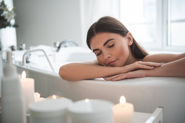 Спокойная дама, отдыхающая в ванной
 - Фото, изображение