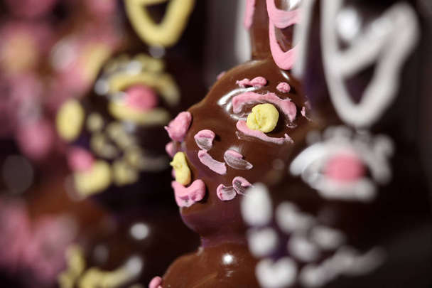 Coniglietti decorati costosi del coniglio di Pasqua del cioccolato di fantasia
 - Foto, immagini