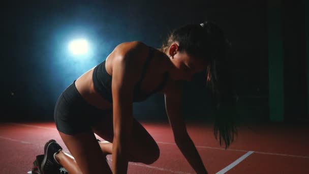 Kadın atlet karanlık bir arka plan üzerinde çapraz ülke pad sprint koşu bandı karanlık bir arka plan üzerinde çalıştırmak için - Video, Çekim
