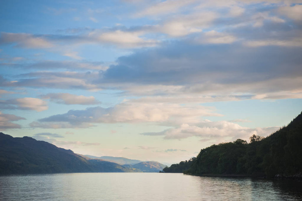Modré jezero mezi klidné lesy k relaxaci s klidem na dovolené - Fotografie, Obrázek