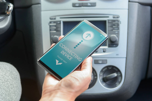 Collegamento dello smart phone al sistema audio dell'auto tramite tecnologia wireless - Foto, immagini