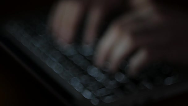 Cyberspace, man typen op laptop notebook 's nachts, verlicht toetsenbord - Video