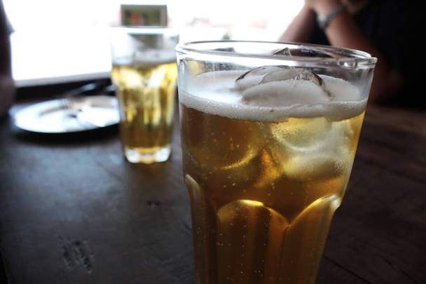 Pivo ve skle. Jedna z nejstarších a nejvíce všeobecně konzumují alkoholické nápoje na světě a celkově třetí nejoblíbenější nápoj po vodě a čaj. - Fotografie, Obrázek